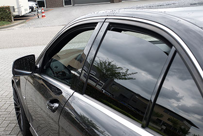 geblindeerde achterruit van een Toyota met 05% Suntek blinderingsfolie&nbsp;&nbsp; 